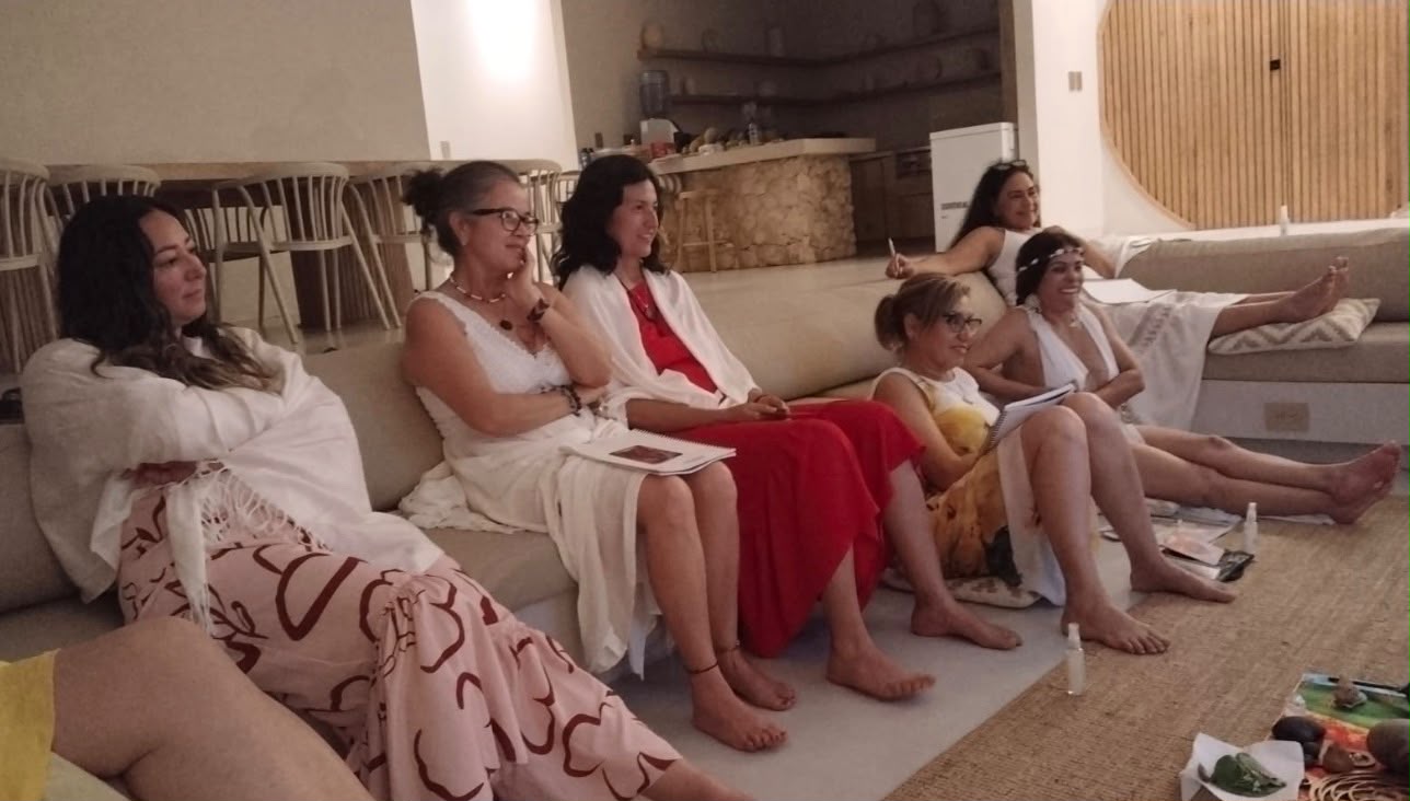 Mujeres compartiendo en círculo durante el retiro
