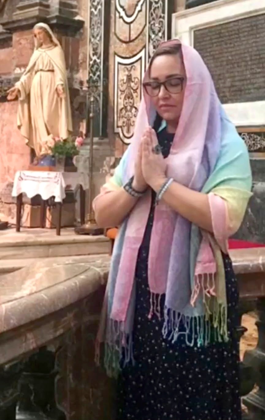 Sandra en oración, conexión con lo sagrado
